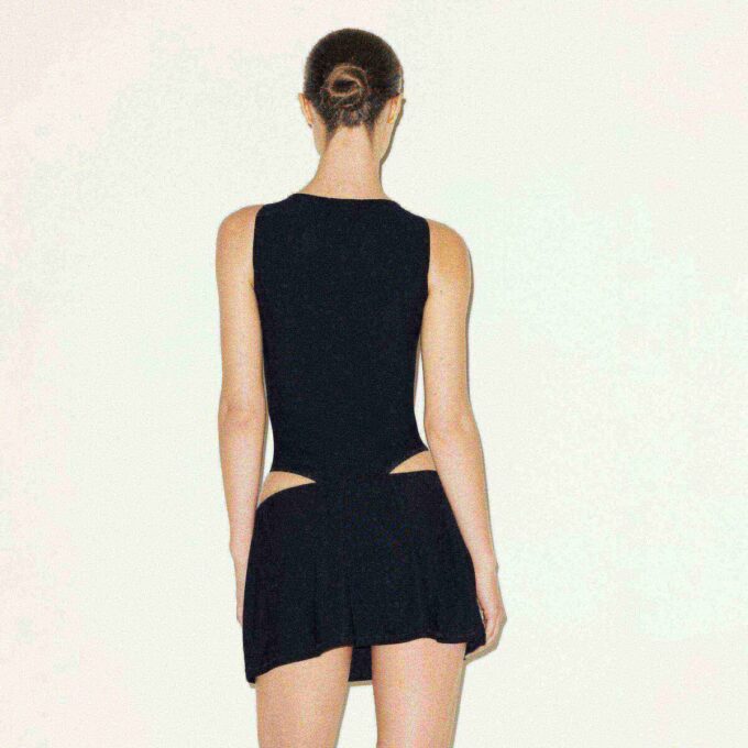 Body mit mattem, figurbetontem Bootausschnitt Body mit mattem, figurbetontem Bootausschnitt