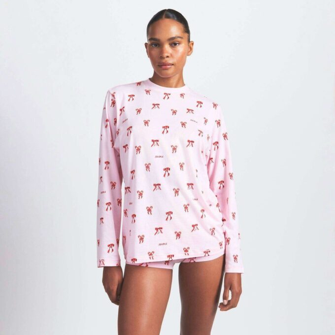 Boyfriend-Langarmshirt und kurze Boxershorts Boyfriend-Langarmshirt und kurze Boxershorts