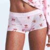 Boyfriend-Langarmshirt und kurze Boxershorts Boyfriend-Langarmshirt und kurze Boxershorts