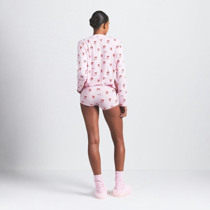 Boyfriend-Langarmshirt und kurze Boxershorts Boyfriend-Langarmshirt und kurze Boxershorts