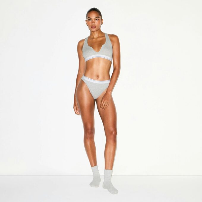BRALETTE AUS BAUMWOLLRIPPEN MIT SPLIT-HALS-AUSSCHNITT BRALETTE AUS BAUMWOLLRIPPEN MIT SPLIT-HALS-AUSSCHNITT