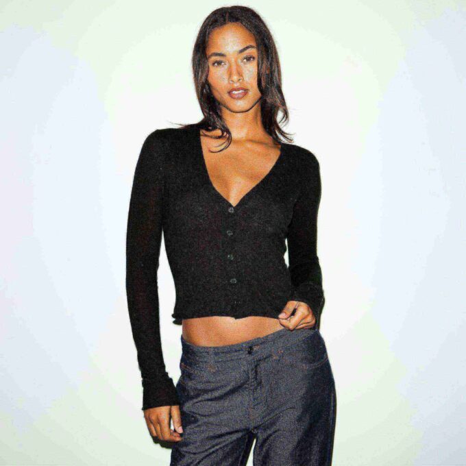 Federleichte Kaschmir-Strickjacke Federleichte Kaschmir-Strickjacke