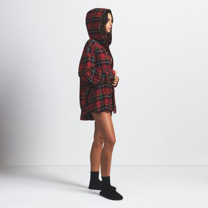 Flanell-Schlafshirt mit Kapuze, Oversize und Knöpfen Flanell-Schlafshirt mit Kapuze, Oversize und Knöpfen