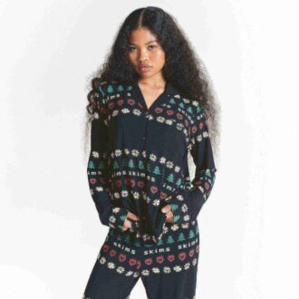 Flohmarkt mit Kaktusmotiven x Skims Schlafanzug-Set mit langen Ärmeln und Knöpfen Flohmarkt mit Kaktusmotiven x Skims Schlafanzug-Set mit langen Ärmeln und Knöpfen