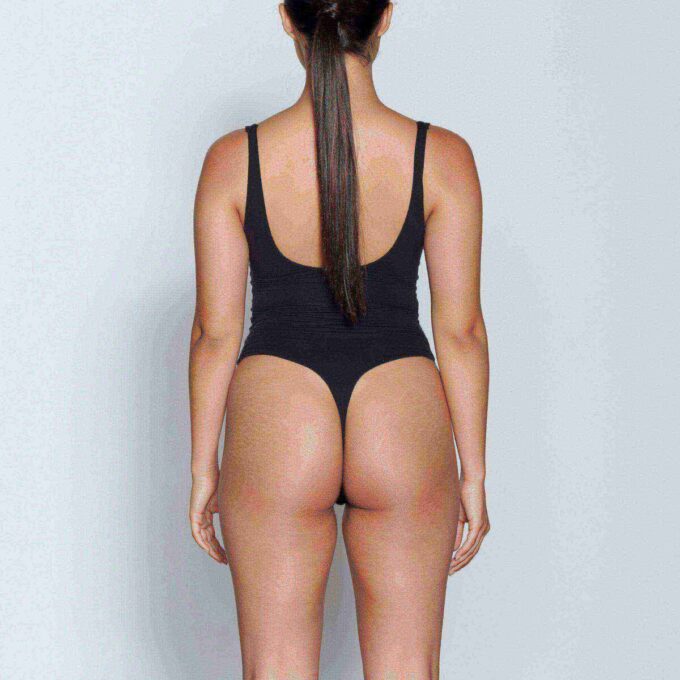 Ganzkörperanzug mit eckigem Ausschnitt – passt jeder Figur Ganzkörperanzug mit eckigem Ausschnitt – passt jeder Figur