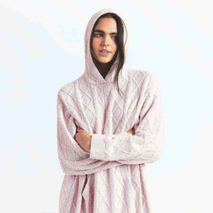 Gemütliches, leichtes, übergroßes Zopfstrickkleid