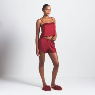 Glänzendes Camisole und kurzes Schlafset aus gewebtem Stoff Glänzendes Camisole und kurzes Schlafset aus gewebtem Stoff