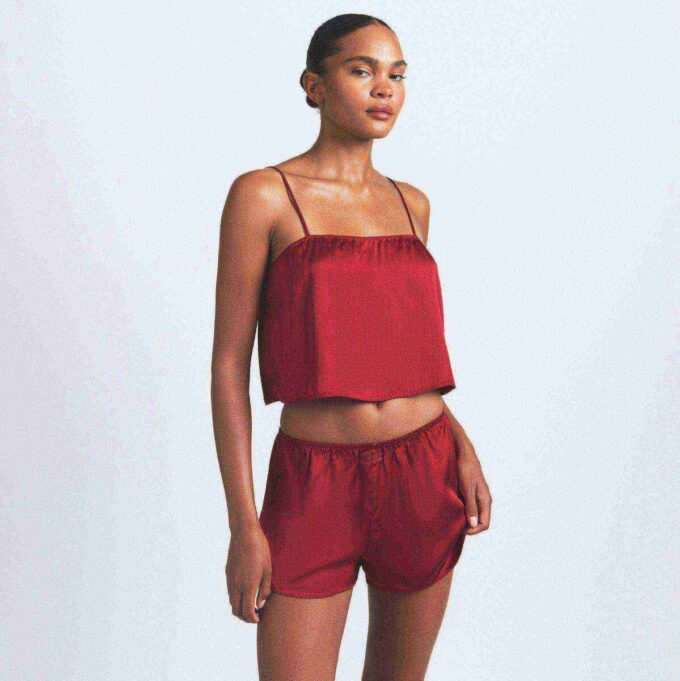 Glänzendes Camisole und kurzes Schlafset aus gewebtem Stoff