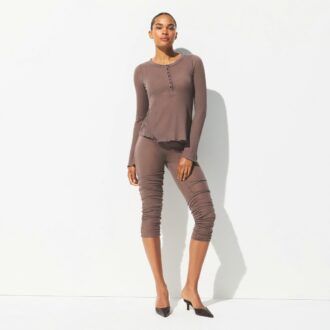 Henley-Shirt mit transparentem Rippstrick und langen Ärmeln