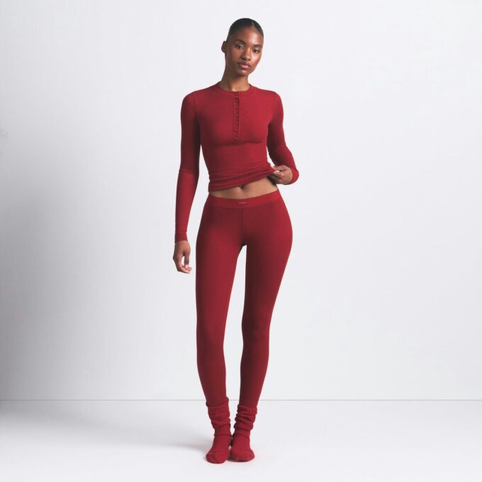 Henley- und Leggings-Set aus Baumwollrippen Henley- und Leggings-Set aus Baumwollrippen