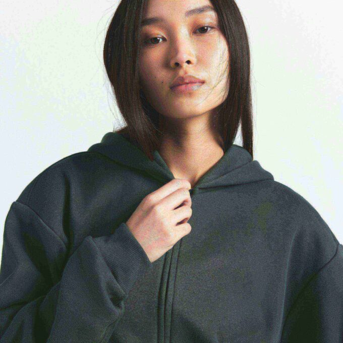 Klassischer Kapuzenpullover aus Baumwollfleece mit Reißverschluss Klassischer Kapuzenpullover aus Baumwollfleece mit Reißverschluss
