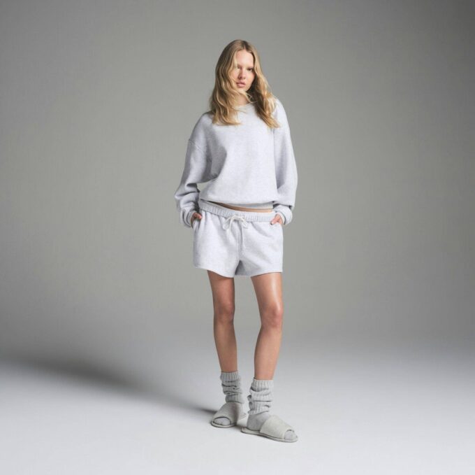 Klassischer Rundhalsausschnitt aus Baumwollfleece Klassischer Rundhalsausschnitt aus Baumwollfleece