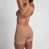 Kurzes, transparentes Kleid mit tiefem Rückenausschnitt Kurzes, transparentes Kleid mit tiefem Rückenausschnitt