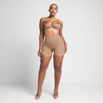 Kurzes, transparentes Kleid mit tiefem Rückenausschnitt