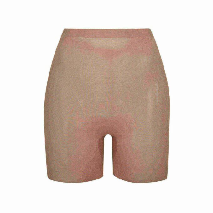 Kurzes, transparentes Kleid mit tiefem Rückenausschnitt Kurzes, transparentes Kleid mit tiefem Rückenausschnitt