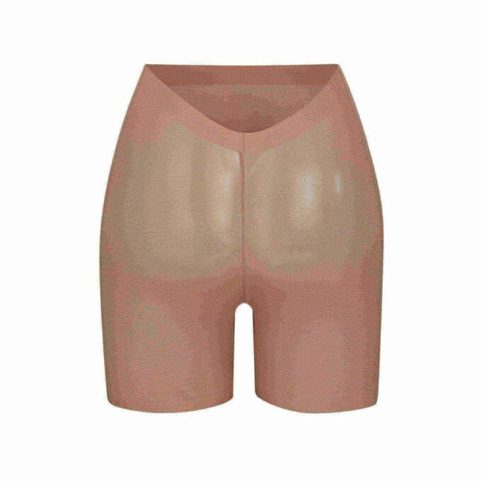 Kurzes, transparentes Kleid mit tiefem Rückenausschnitt Kurzes, transparentes Kleid mit tiefem Rückenausschnitt