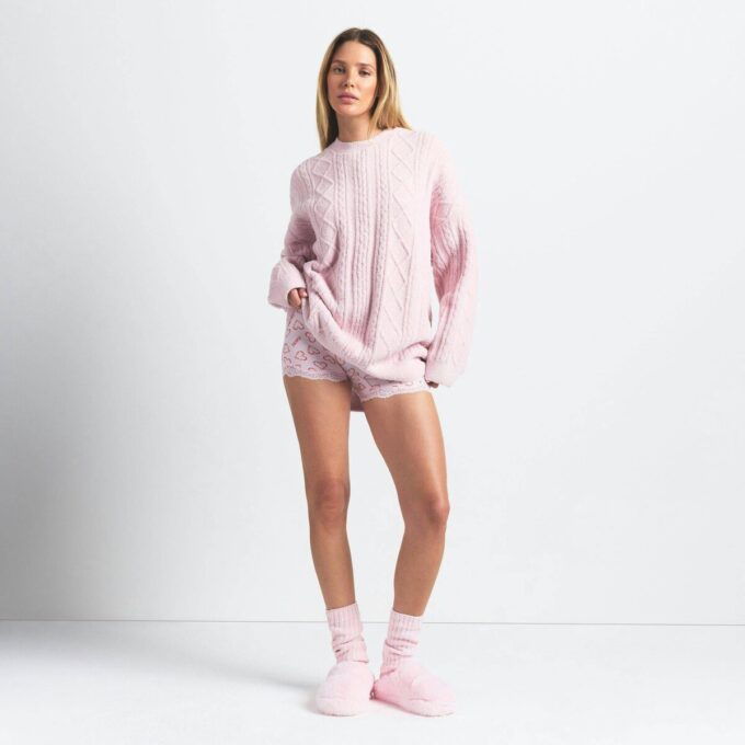 Kuscheliger, leichter Oversize-Zopfstrickpullover mit Rundhalsausschnitt
