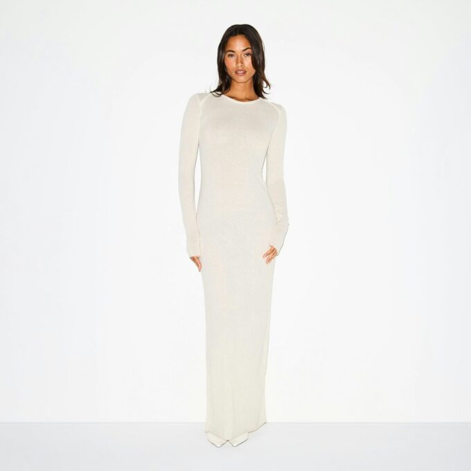 LANGES KLEID AUS FEDERLEICHTEM KASCHMIR LANGES KLEID AUS FEDERLEICHTEM KASCHMIR