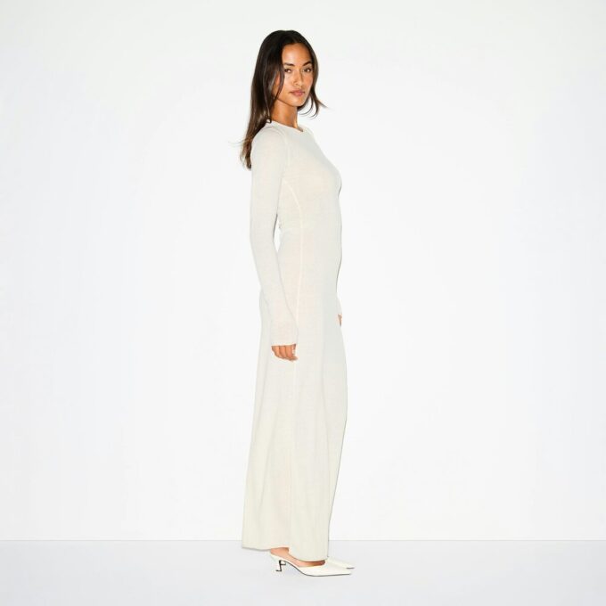 LANGES KLEID AUS FEDERLEICHTEM KASCHMIR LANGES KLEID AUS FEDERLEICHTEM KASCHMIR