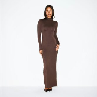 LANGES KLEID MIT ROLLKragen UND GLATTEM LAUFSCHNITT