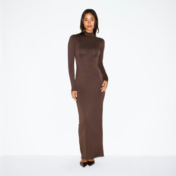 LANGES KLEID MIT ROLLKragen UND GLATTEM LAUFSCHNITT