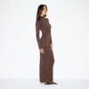 LANGES KLEID MIT ROLLKragen UND GLATTEM LAUFSCHNITT
