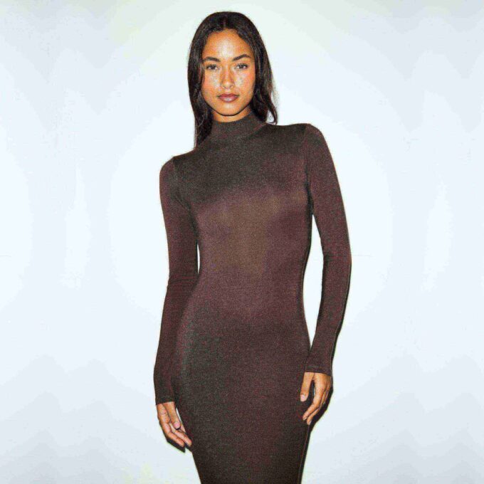 LANGES KLEID MIT ROLLKragen UND GLATTEM LAUFSCHNITT