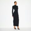 LANGES KLEID MIT ROLLKragen UND GLATTEM LAUFSCHNITT