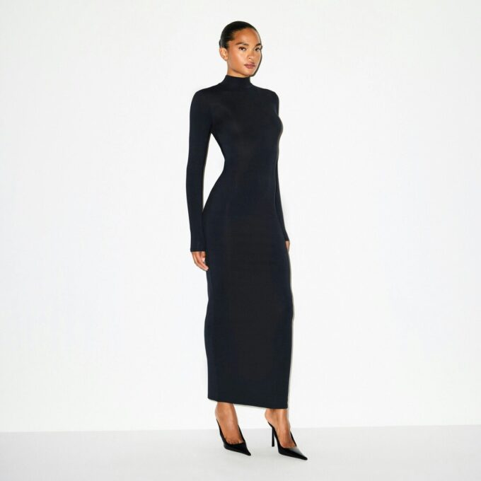 LANGES KLEID MIT ROLLKragen UND GLATTEM LAUFSCHNITT