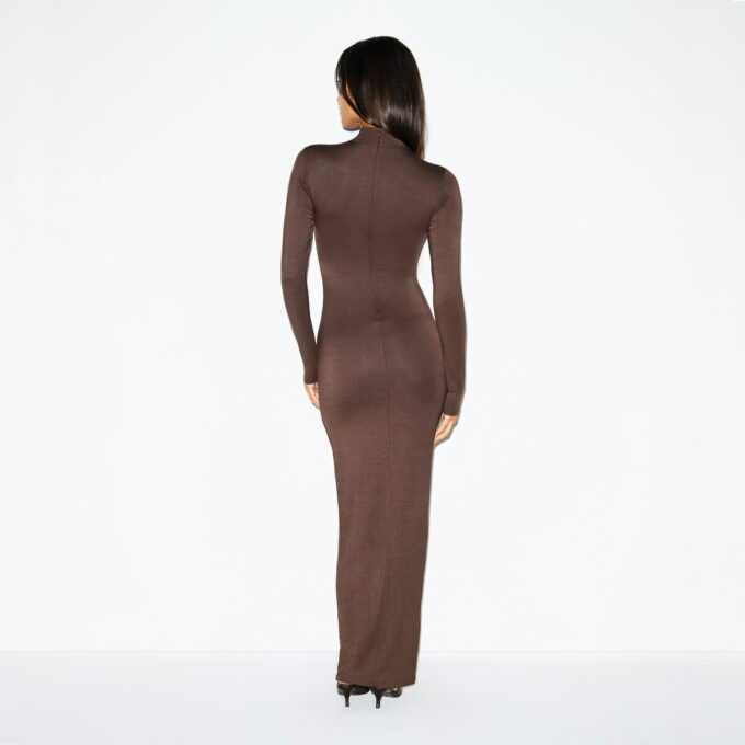 LANGES KLEID MIT ROLLKragen UND GLATTEM LAUFSCHNITT