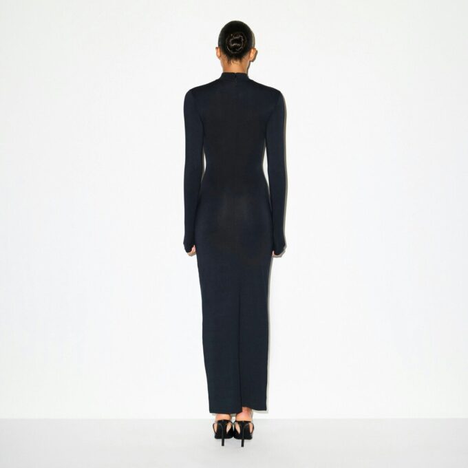 LANGES KLEID MIT ROLLKragen UND GLATTEM LAUFSCHNITT