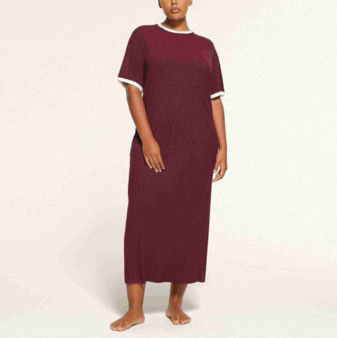Langes Kleid mit weichem Lounge-Stil, T-Shirt-Ausschnitt
