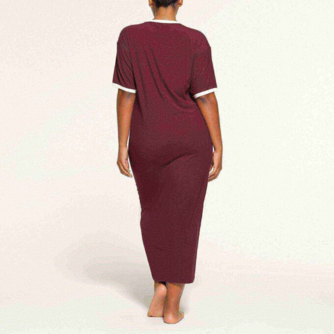Langes Kleid mit weichem Lounge-Stil, T-Shirt-Ausschnitt