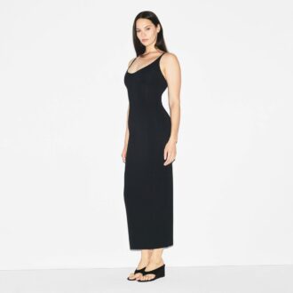 LANGES KLEID MIT WEICHEN LAGE UND RUNDEN AUSSCHNITT