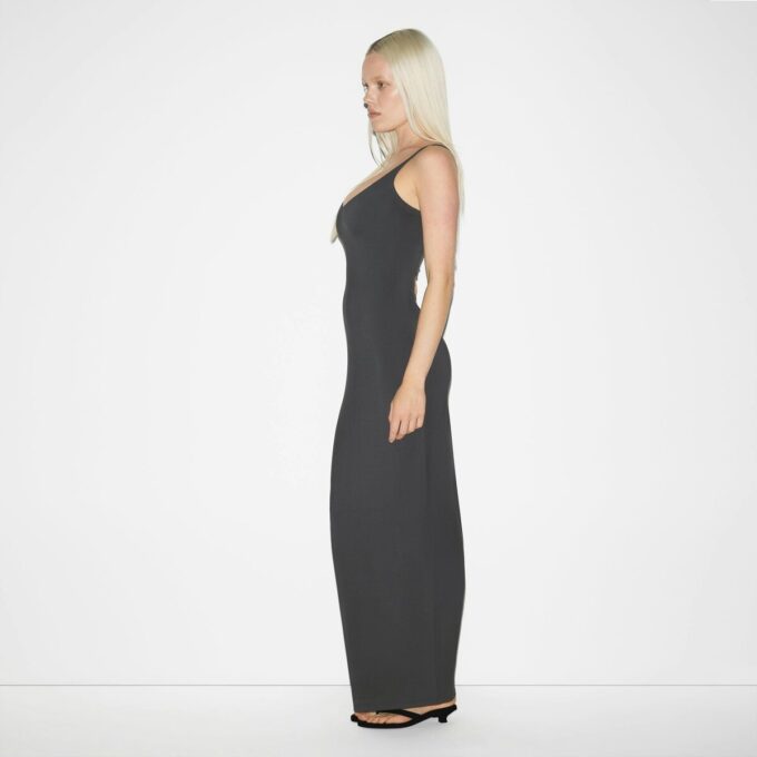 LANGES KLEID MIT WEICHEN LAGE UND RUNDEN AUSSCHNITT LANGES KLEID MIT WEICHEN LAGE UND RUNDEN AUSSCHNITT