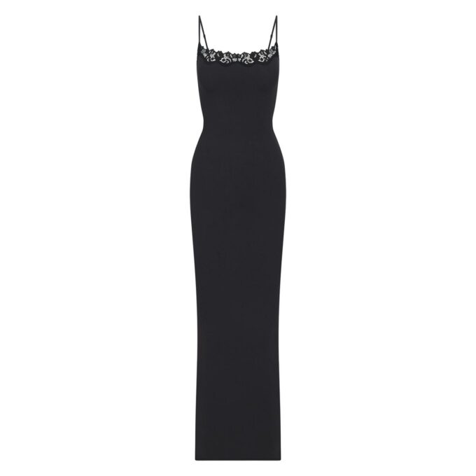 LANGES SPITZENKLEID, PASST JEDEM. LANGES SPITZENKLEID, PASST JEDEM.