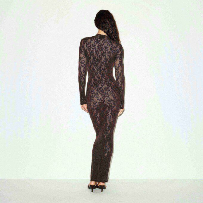 LANGES STRICKKLEID MIT STOCKAUSSCHNITT UND SPITZE LANGES STRICKKLEID MIT STOCKAUSSCHNITT UND SPITZE