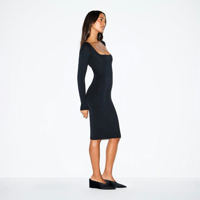 MIDI-KLEID MIT GLATTEN LAGE UND eckigem Ausschnitt MIDI-KLEID MIT GLATTEN LAGE UND eckigem Ausschnitt