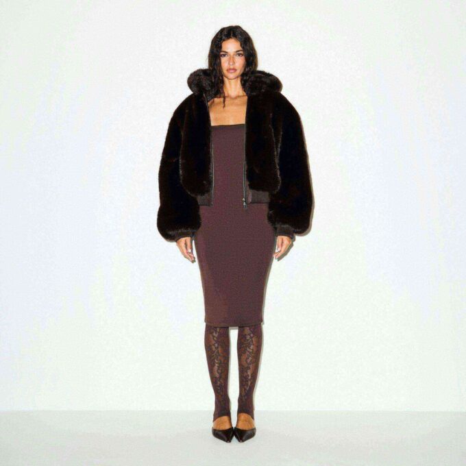 MIDI-KLEID MIT GLATTEN LAGE UND eckigem Ausschnitt MIDI-KLEID MIT GLATTEN LAGE UND eckigem Ausschnitt