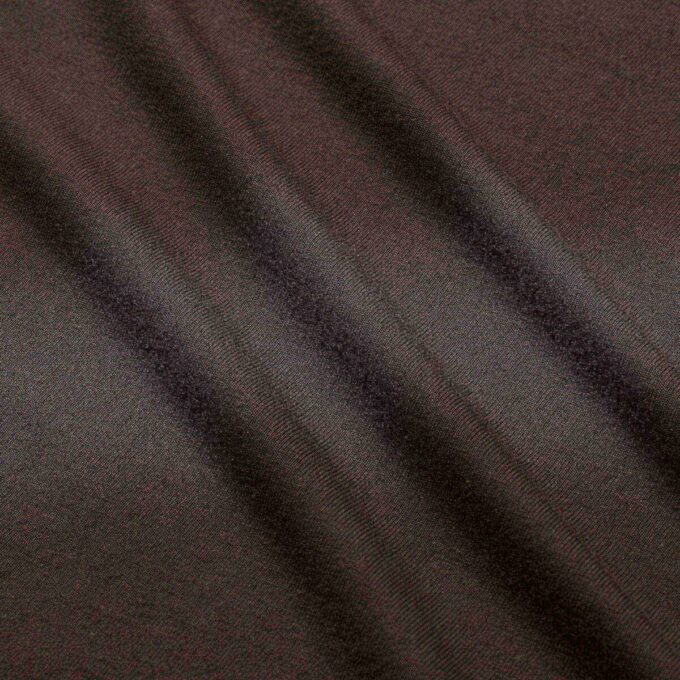 MINIKLEID MIT GLATTEN LAGEN UND RUNDHALSAUSSCHNITT MINIKLEID MIT GLATTEN LAGEN UND RUNDHALSAUSSCHNITT