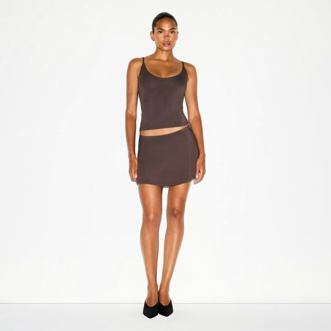 MINI-SKORT MIT GLATTEN LÄNGEN MINI-SKORT MIT GLATTEN LÄNGEN
