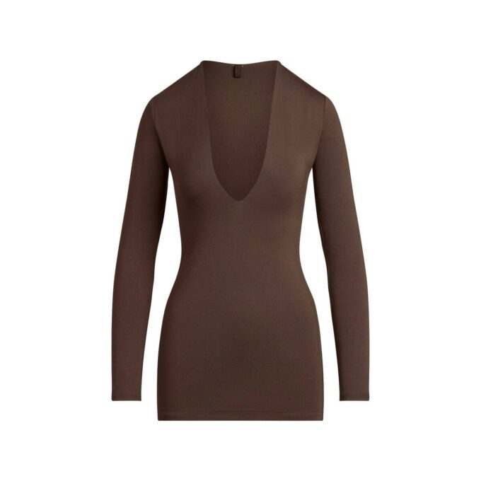 MINIKLEID MIT GLATTEN LAGE UND TIEFEM AUSSCHNITT MINIKLEID MIT GLATTEN LAGE UND TIEFEM AUSSCHNITT