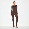 MINIKLEID MIT GLATTEN LAGEN UND RUNDHALSAUSSCHNITT MINIKLEID MIT GLATTEN LAGEN UND RUNDHALSAUSSCHNITT