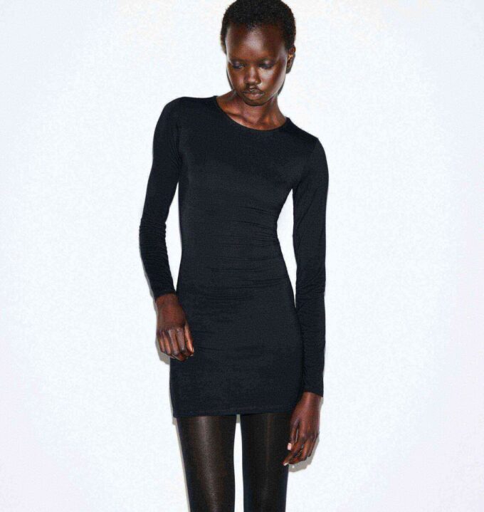 MINIKLEID MIT GLATTEN LAGEN UND RUNDHALSAUSSCHNITT MINIKLEID MIT GLATTEN LAGEN UND RUNDHALSAUSSCHNITT
