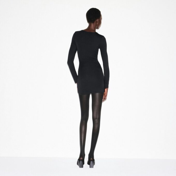 MINIKLEID MIT GLATTEN LAGEN UND RUNDHALSAUSSCHNITT MINIKLEID MIT GLATTEN LAGEN UND RUNDHALSAUSSCHNITT