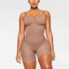 Nahtloser Body mit geformter Mitte des Oberschenkels