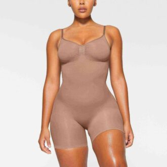 Nahtloser Body mit geformter Mitte des Oberschenkels