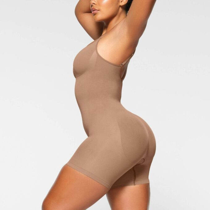 Nahtloser Body mit geformter Mitte des Oberschenkels