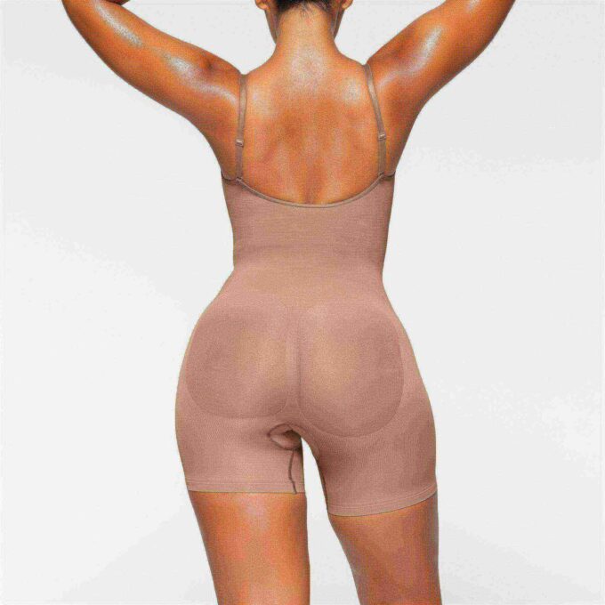 Nahtloser Body mit geformter Mitte des Oberschenkels