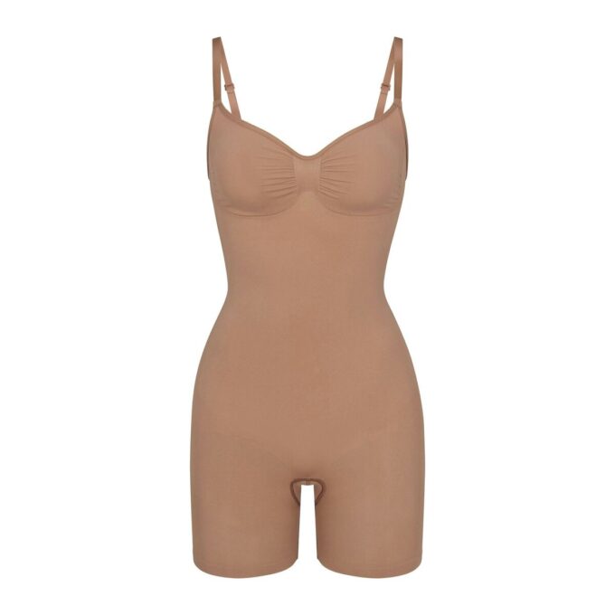 Nahtloser Body mit geformter Mitte des Oberschenkels